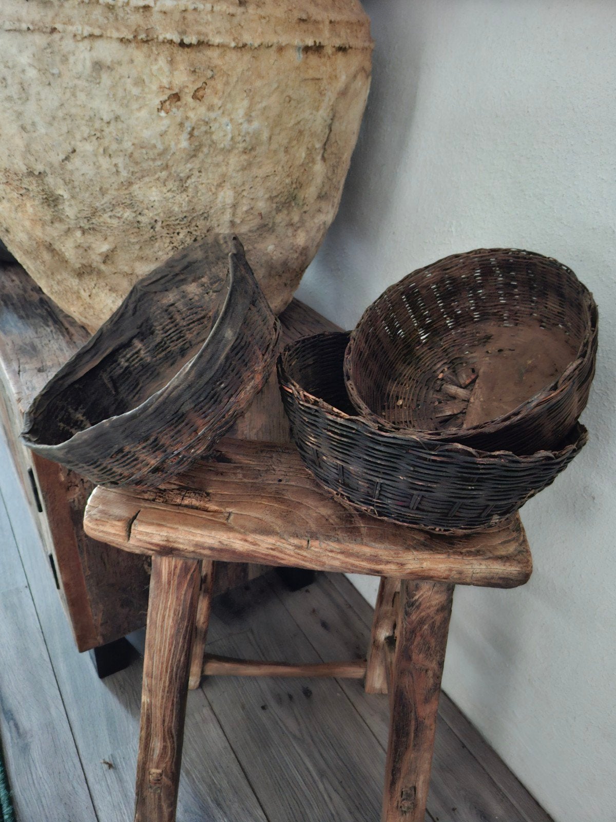 Set van 3 leemmanden, Huis en Inrichting, Woonaccessoires | Schalen en Manden, Ophalen, Mand, Rond, Zo goed als nieuw