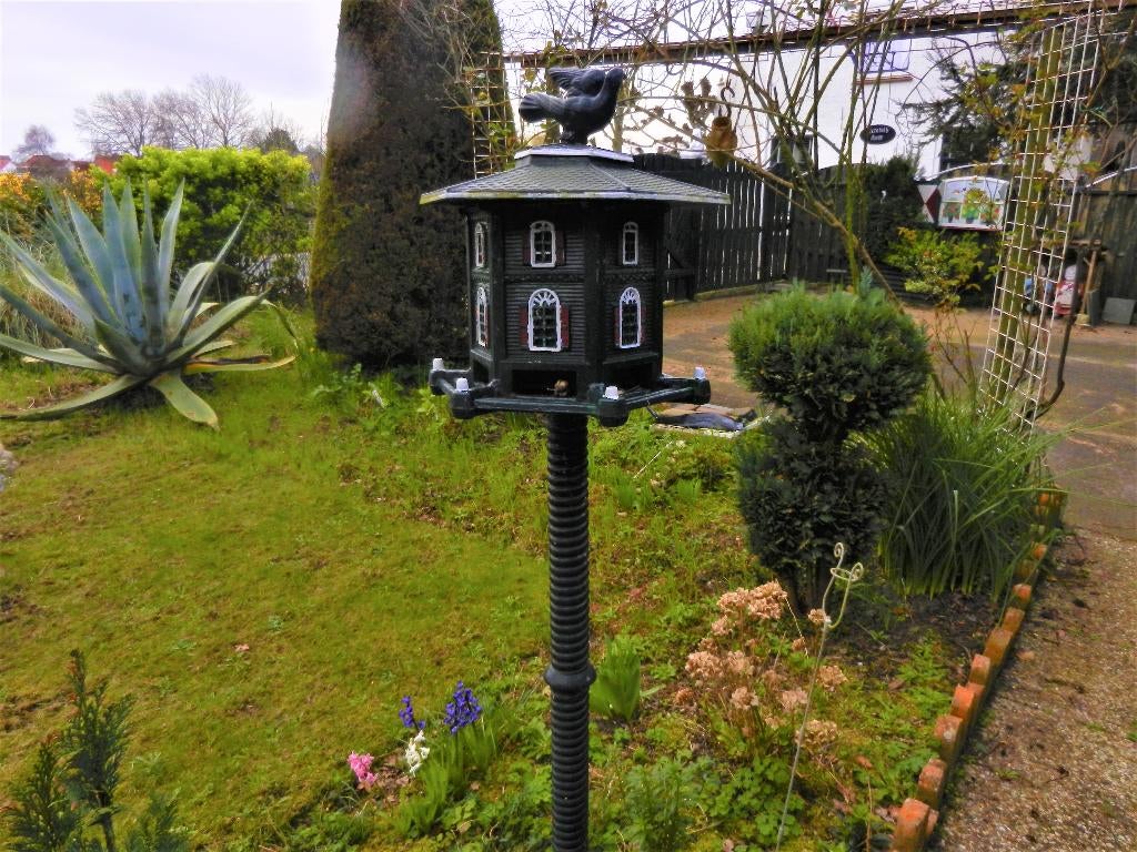 zwaar metalen vogelhuisje, Tuin en Terras, Tuinbeelden, Ophalen of Verzenden, Gebruikt, Metaal, Overige typen