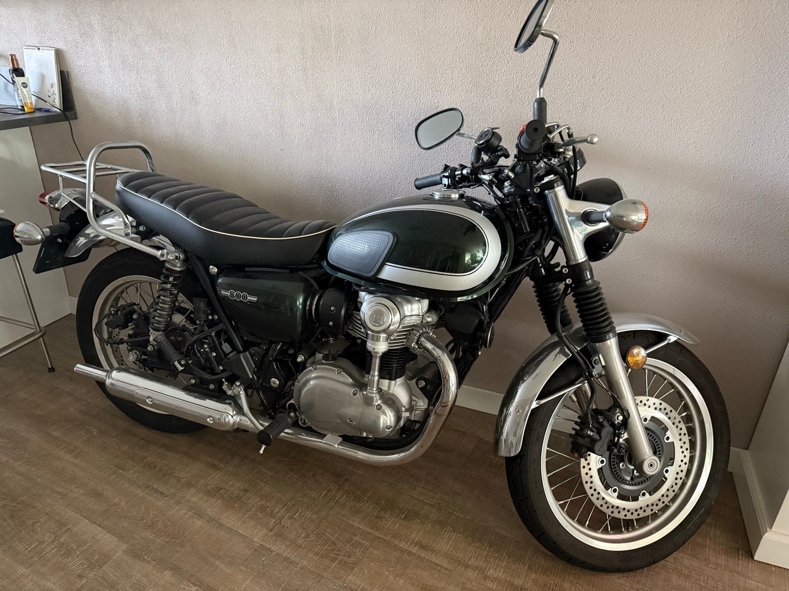 Kawasaki W800 - Nieuwstaat, full options, slechts 2200 km!, 2 cilinders, Nieuw, Particulier, Handgeschakeld