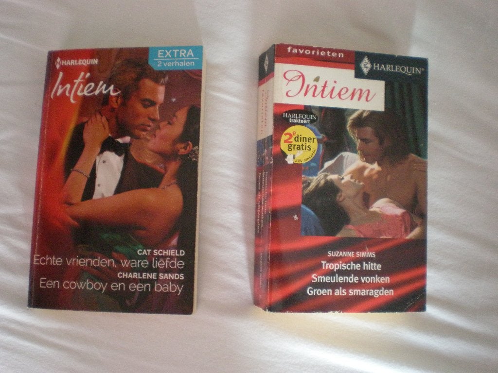 1 x Intiem favorieten en 1 x Intiem extra. Harlequin., Ophalen of Verzenden, Gelezen