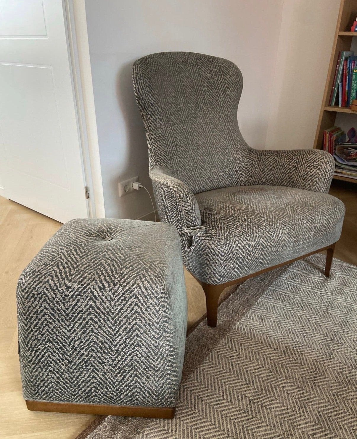 Comfortabele fauteuil met voetenbank, Huis en Inrichting, Ophalen, 75 tot 100 cm, Zo goed als nieuw, 50 tot 75 cm