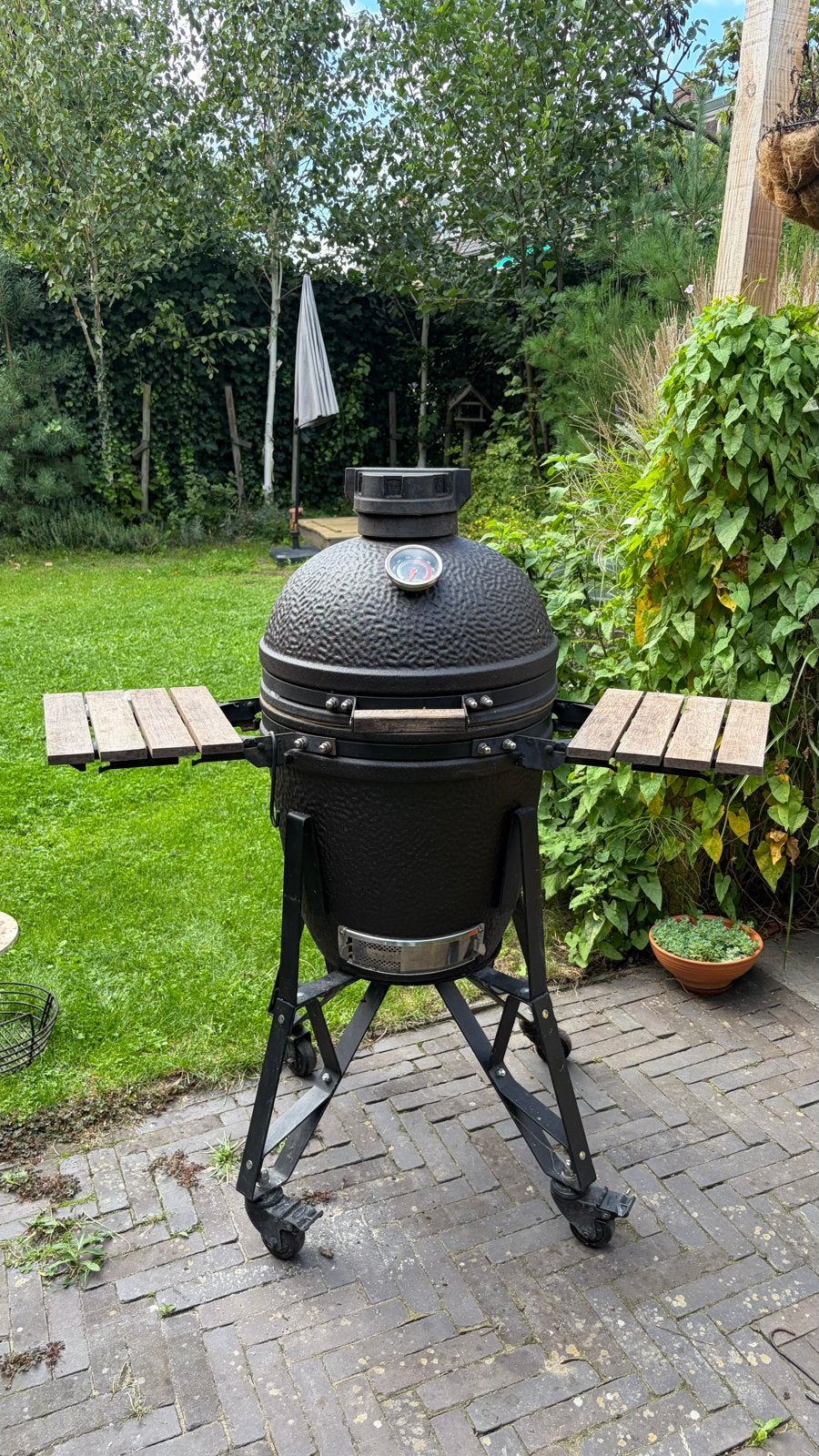 The Bastard Medium Kamado BBQ met complete accessoires, Ophalen, Gebruikt