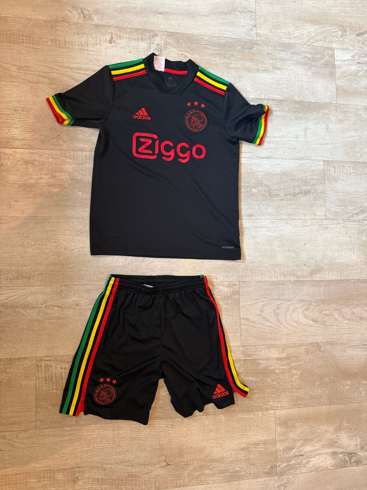 Ajax Bob Marley tenue maat 164, Kinderen en Baby's, Ophalen of Verzenden, Gebruikt, Jongen of Meisje, Sport- of Zwemkleding