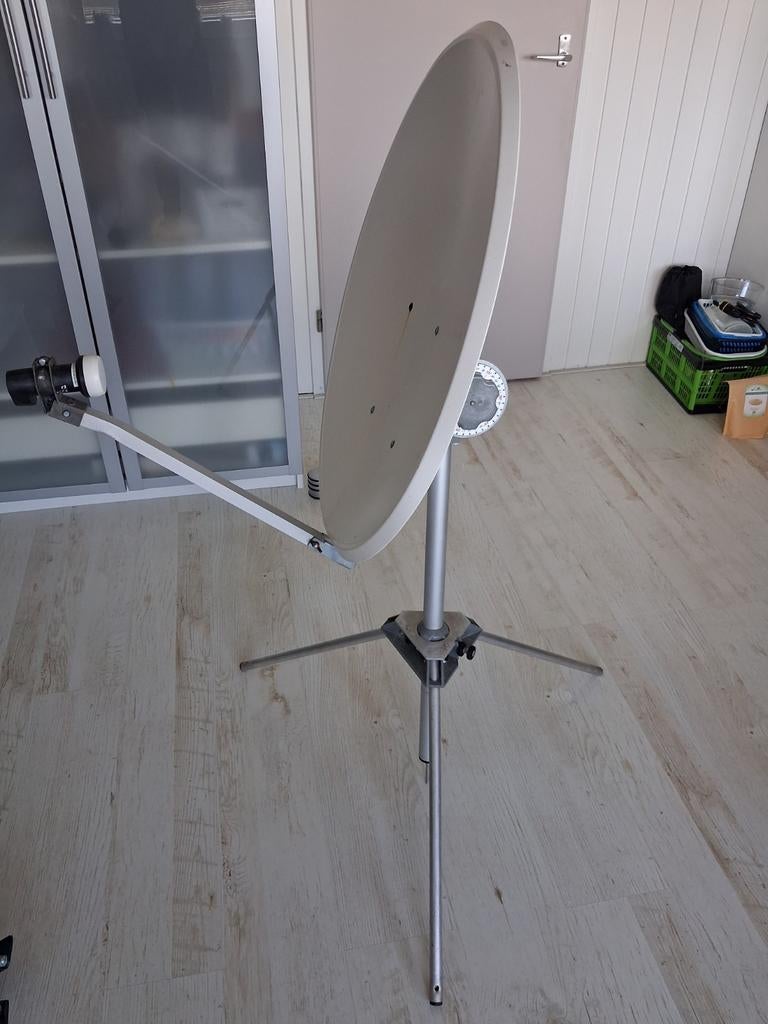 Schotelantenne met statief - Ideaal voor camping/camper, Audio, Tv en Foto, Schotelantennes, Gebruikt, (Schotel)antenne, Overige merken
