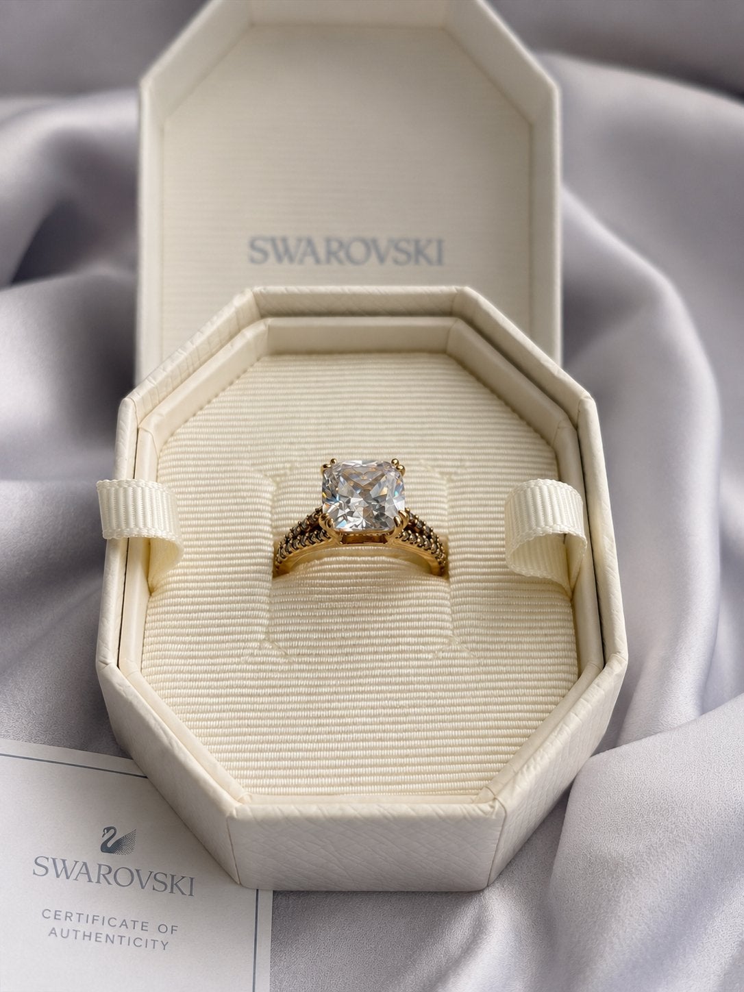 Swarovski Ring met Goudkleurige Band en Kristal, Overige materialen, Zo goed als nieuw, 17 tot 18, Dame