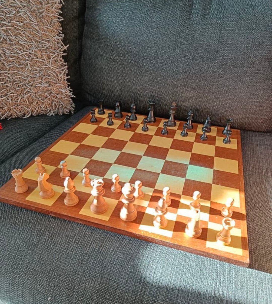 Groot houten dam- en schaakbord 47x47 cm met stukken, Ophalen of Verzenden, Zo goed als nieuw, Schaken
