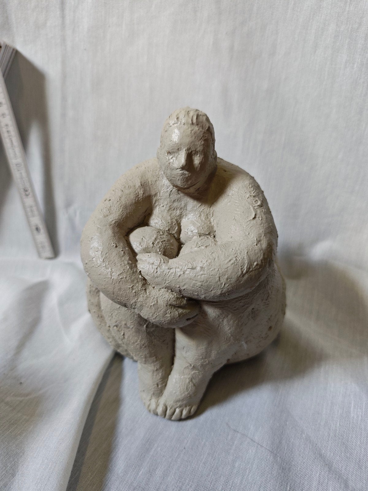 Beeld van een zittende vrouw met kind, Ophalen, Minder dan 20 cm, Handgemaakt, Steen of Keramiek