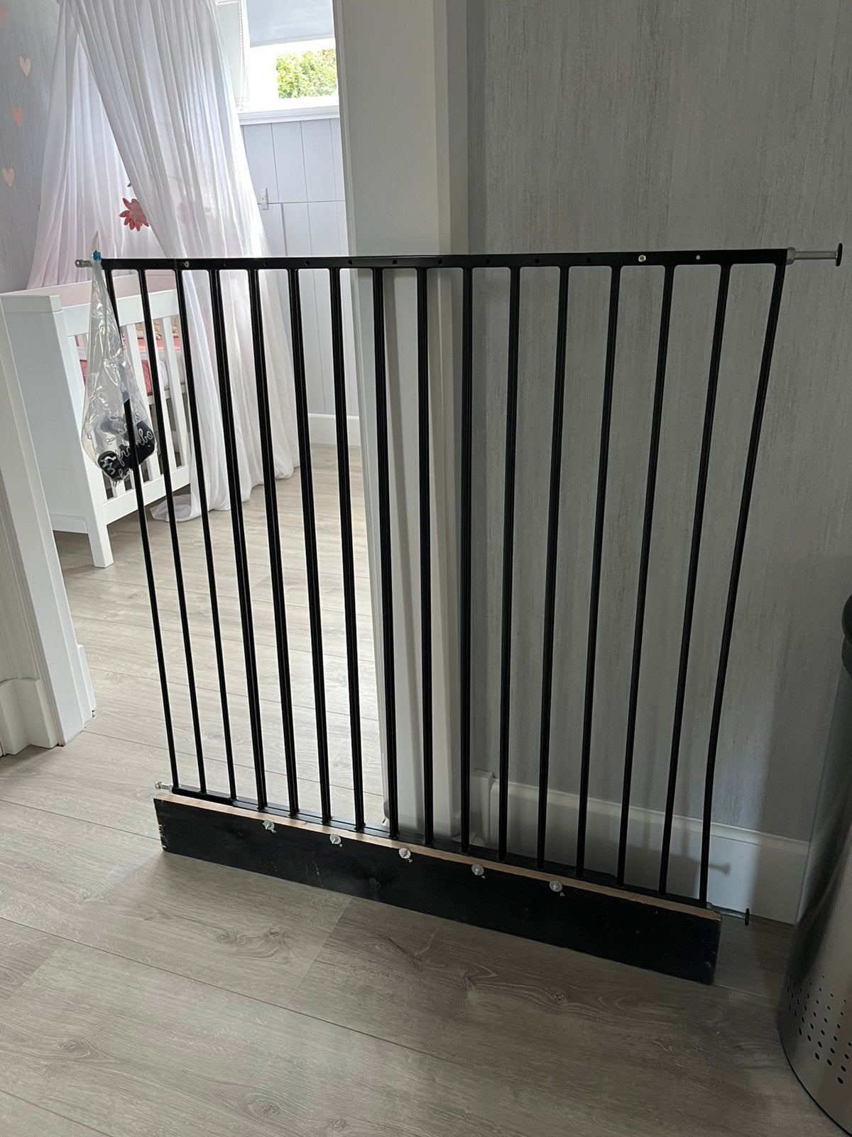 NIEUW Zwart metaal hek breedte 84 tot 152 en 95 cm hoog, Tuin en Terras, Ophalen of Verzenden, Zo goed als nieuw, IJzer