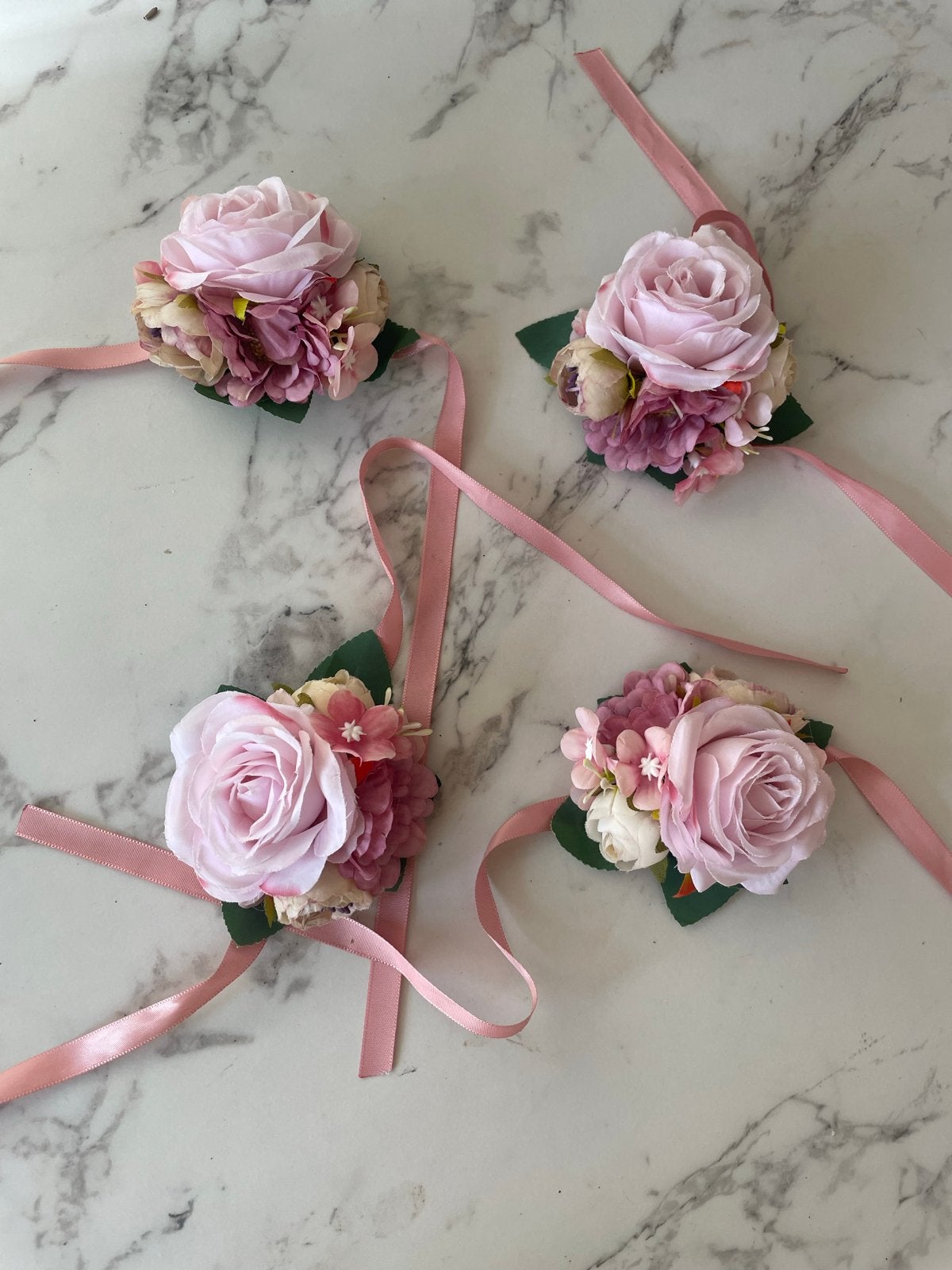 4 bruiloft / bruidsmeisje corsages voor Dames - Roze Bloemen, Ophalen of Verzenden, Zo goed als nieuw, Roze, Accessoires