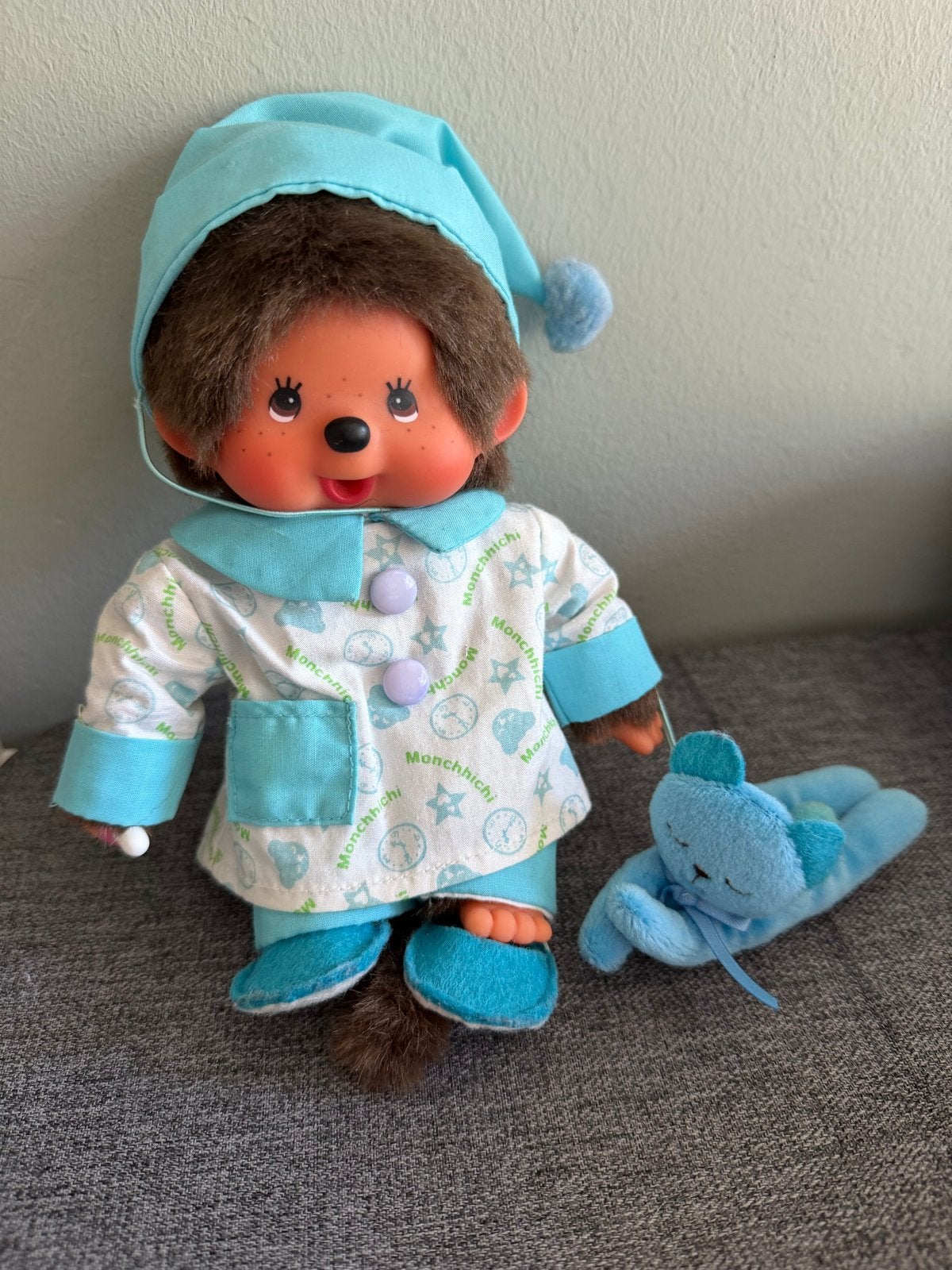 Monchhichi in pyjama met knuffel - Sekiguchi, Ophalen of Verzenden, Gebruikt, Overige typen