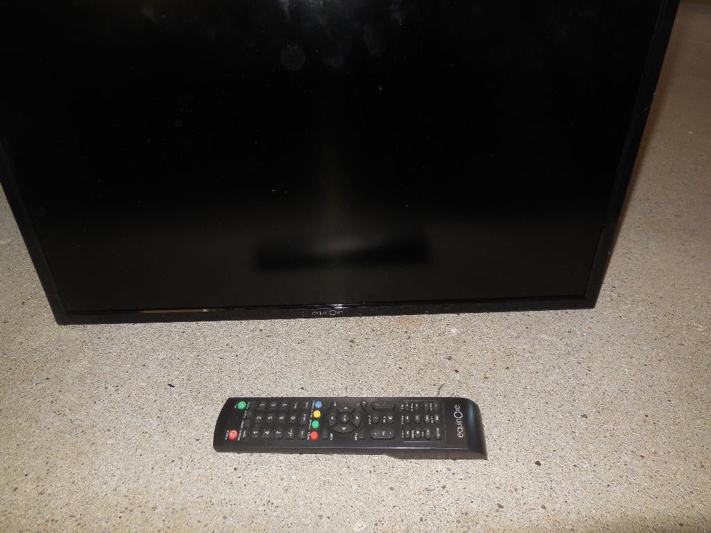 12 volt tv +Dvd speler en ophang beugel+ afstand bediening, Ophalen, Gebruikt