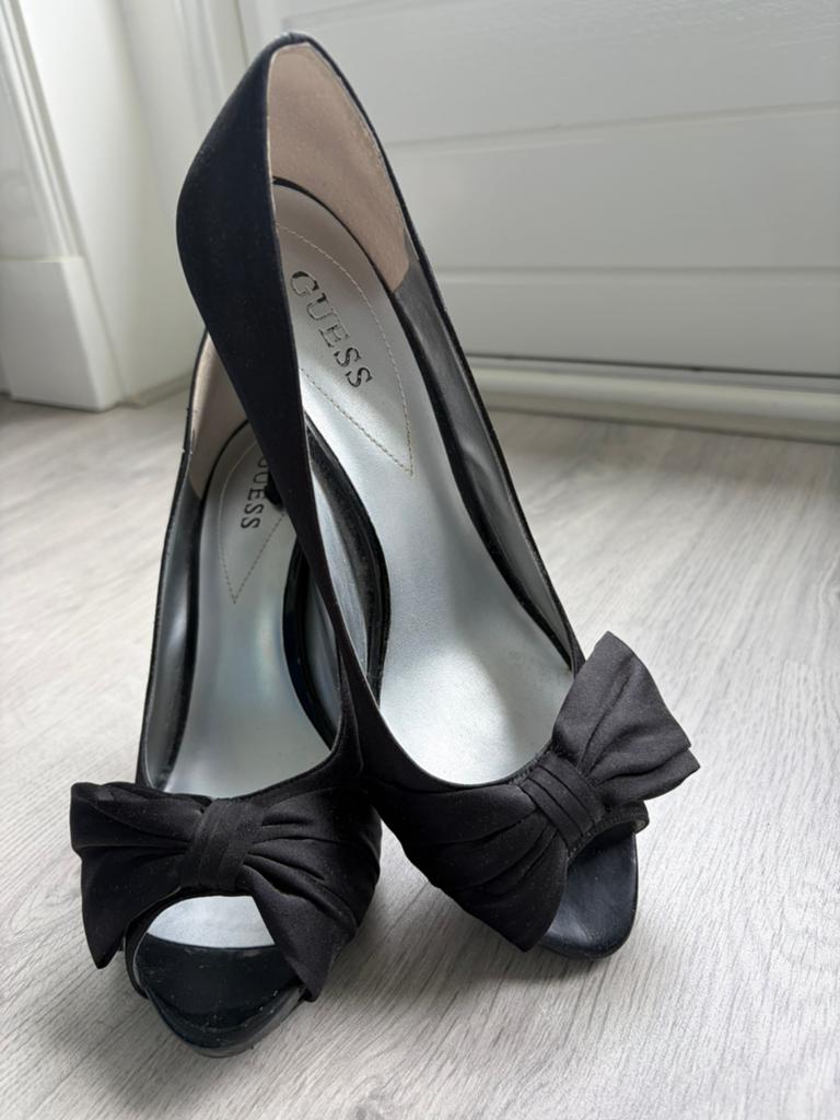 Guess Peeptoes Zwart Maat 40 - Zo goed als nieuw, Ophalen, Zo goed als nieuw, Zwart, Pumps