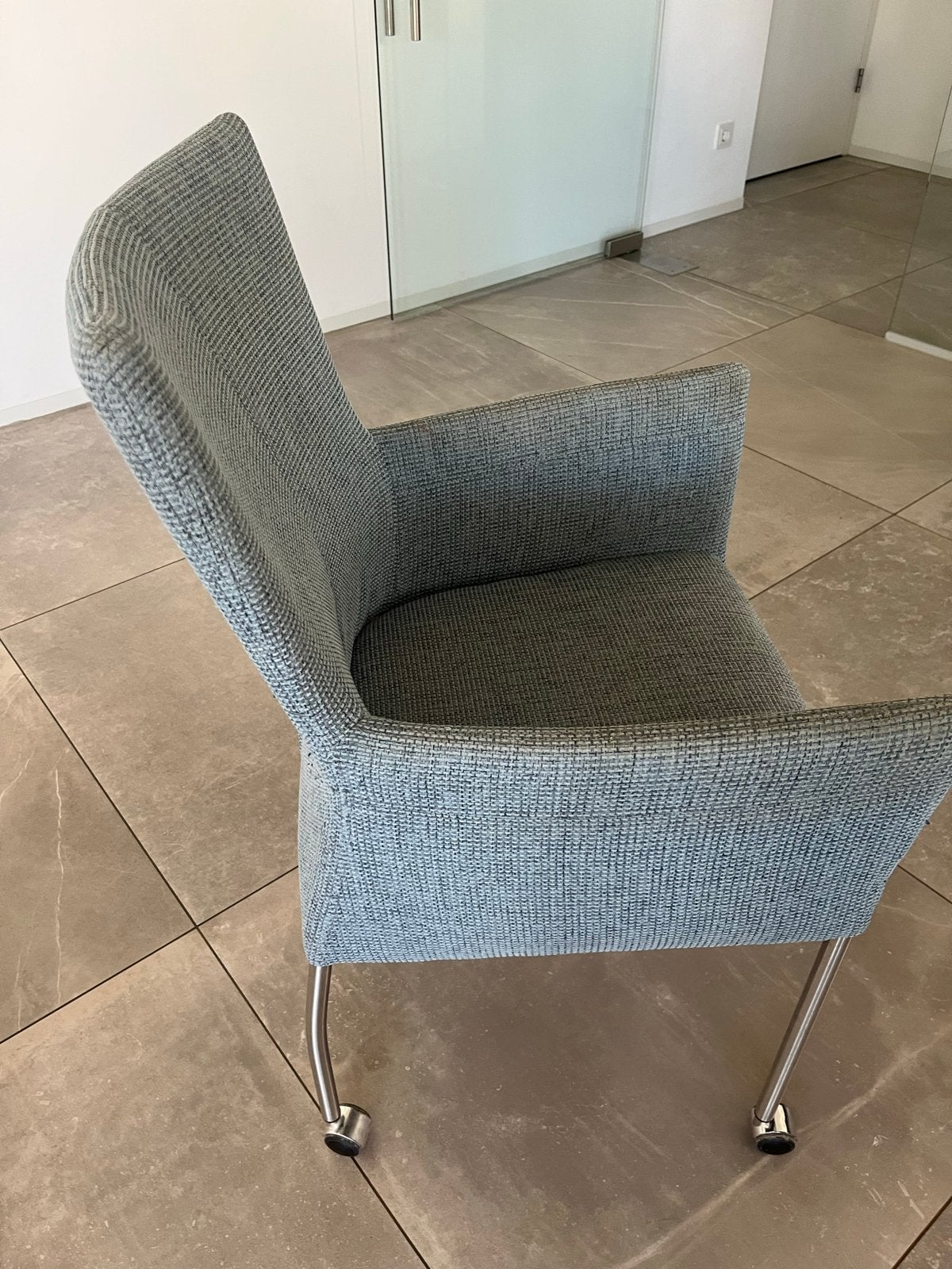 Twee comfortabele stoelen met wieltjes, Ophalen, Twee, Overige kleuren, Zo goed als nieuw