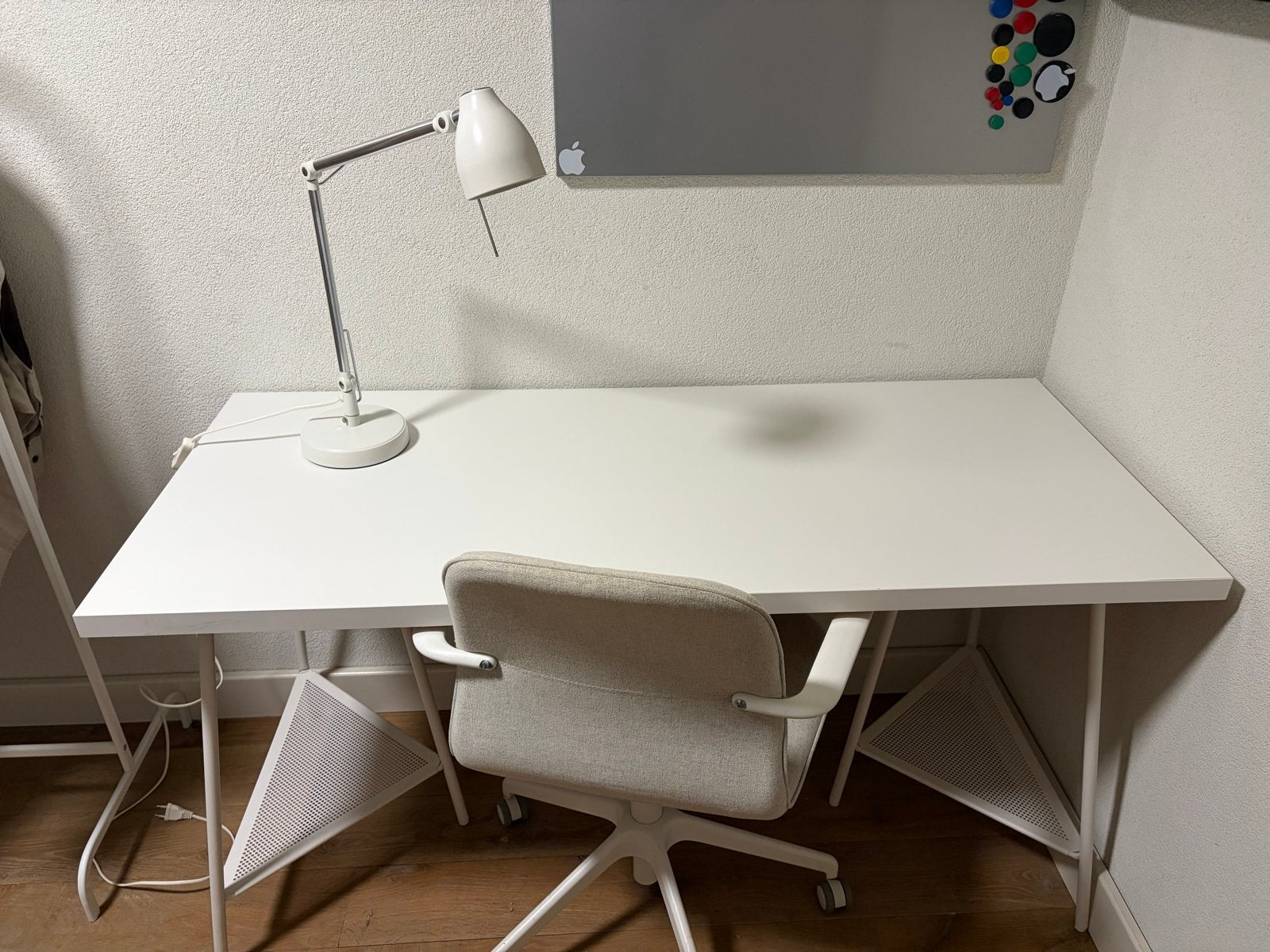 IKEA LAGKAPTEN Bureau met LÅNGFJÄLL stoel, Ophalen, Spaanplaat of MDF, In hoogte verstelbaar, Zo goed als nieuw