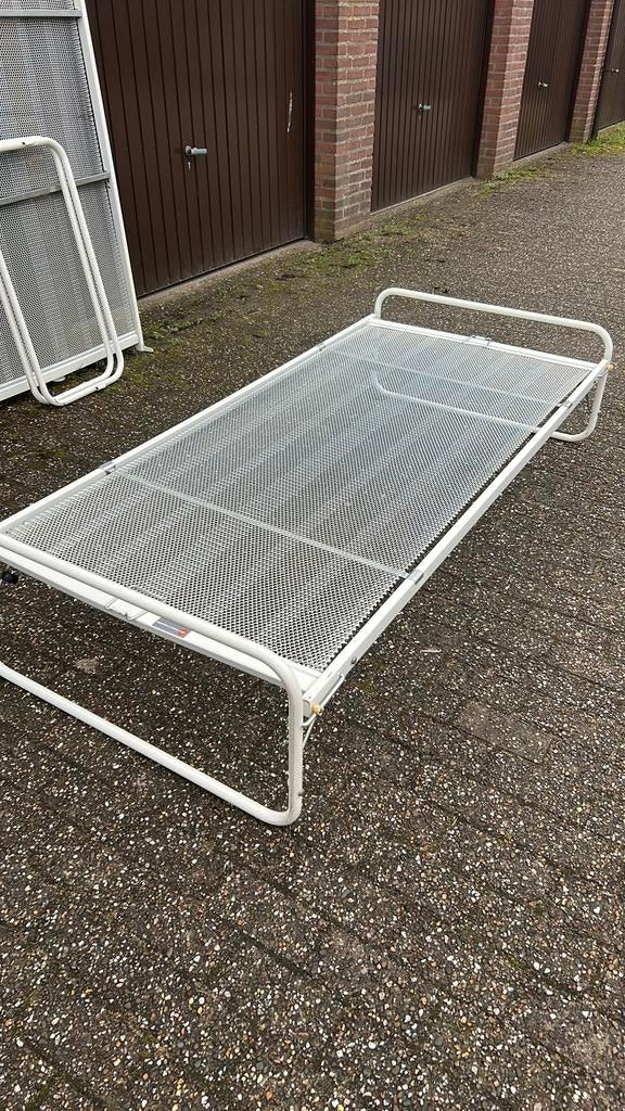 Logeerbed metaal Avek inklapbaar 90x200 bezorging mogelijk, Ophalen, 90 cm, Eenpersoons, Zo goed als nieuw