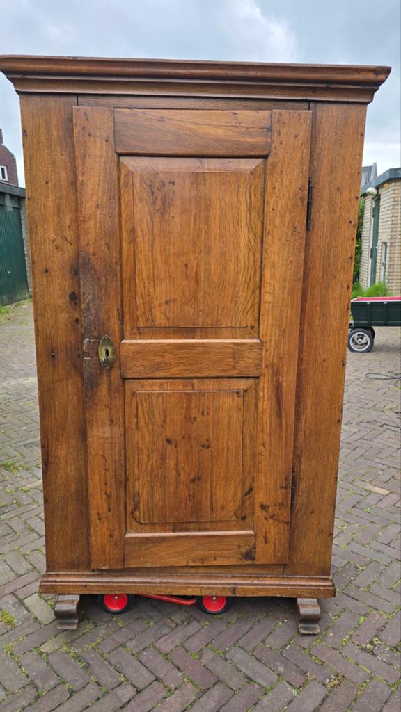 Antieke duitse eikenhouten Spinde kast met planken, Ophalen