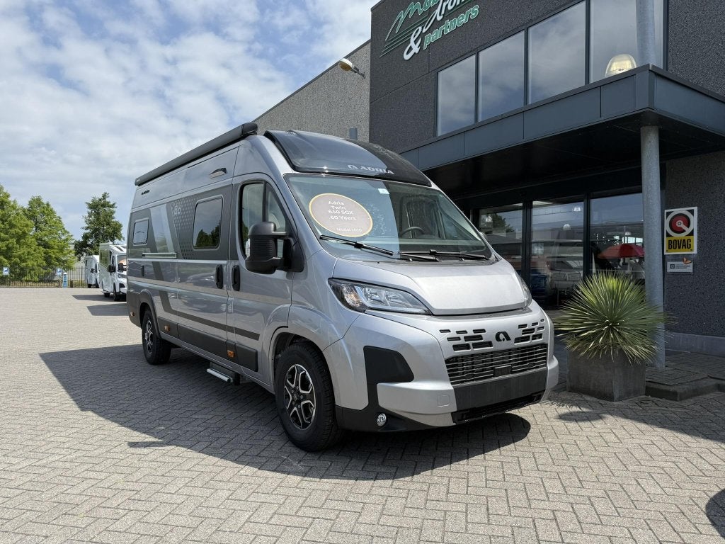 Adria Twin 640 SGX 60 Years Edition, Caravans en Kamperen, Campers, Automaat, Ringverwarming, Fiat, Tot en met 2
