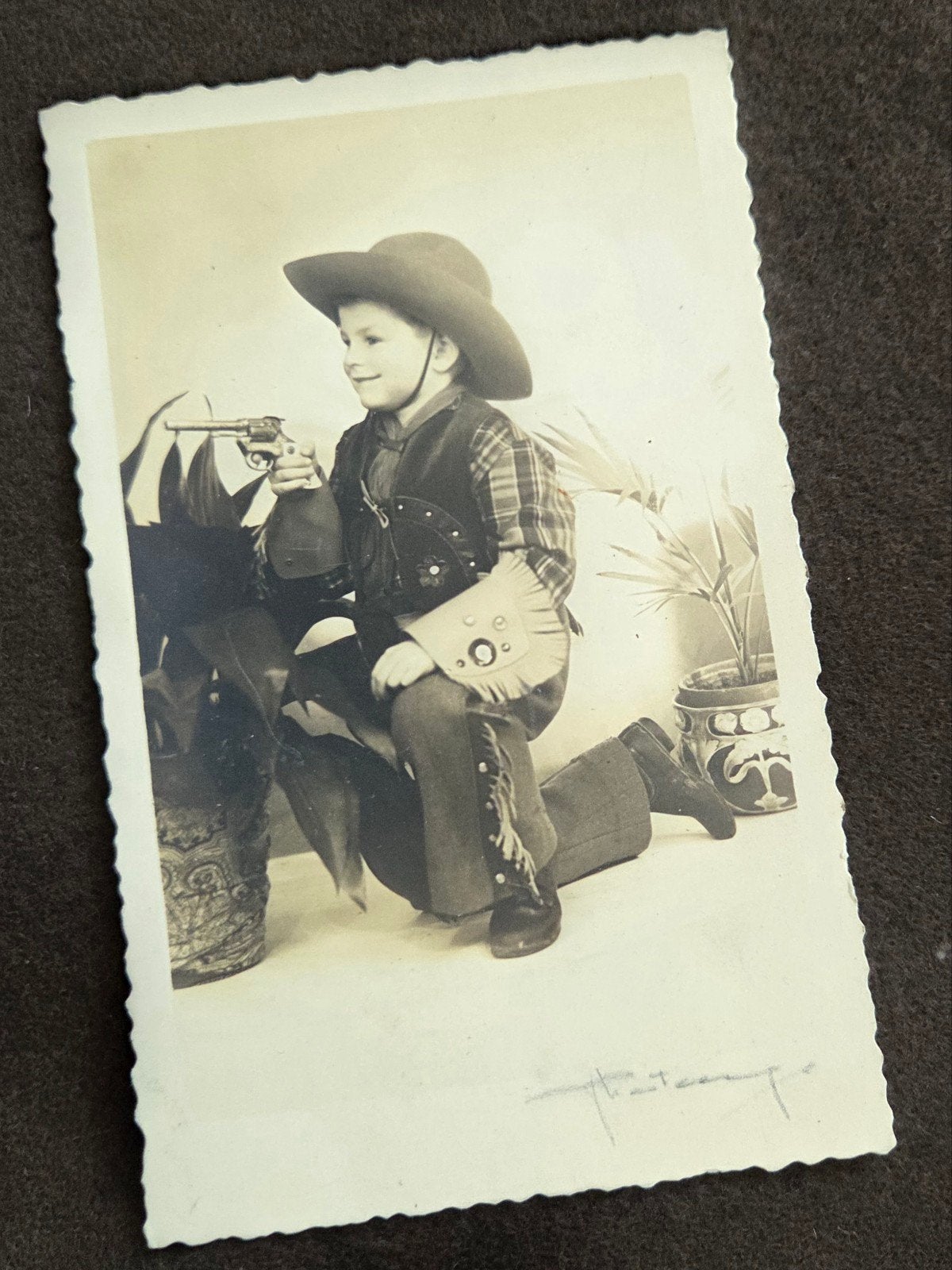 Vintage foto jongen als cowboy, Verzenden, 1920 tot 1940, Gelopen, Kinderen
