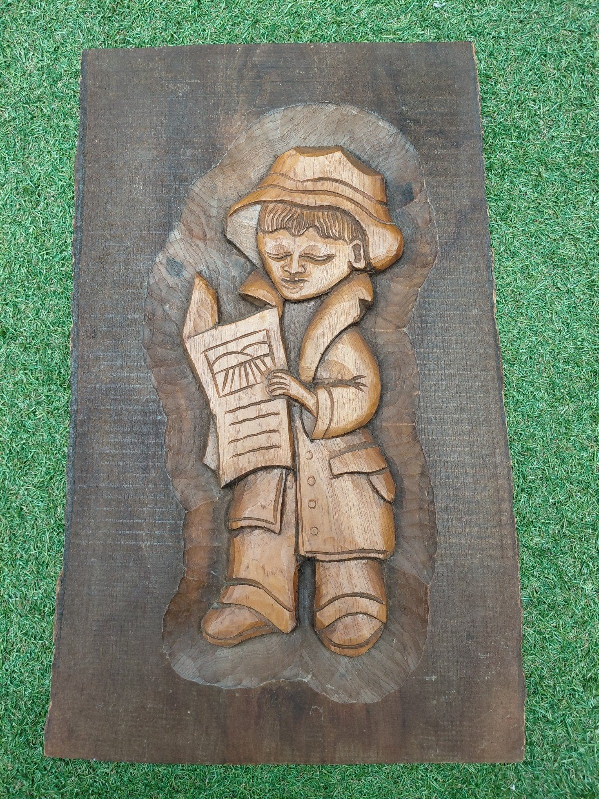 Houten wanddecoratie: Jongen met boek, 51x33x2,5cm, Antiek en Kunst, Kunst | Beelden en Houtsnijwerken, Handgemaakt, Wanddecoratie