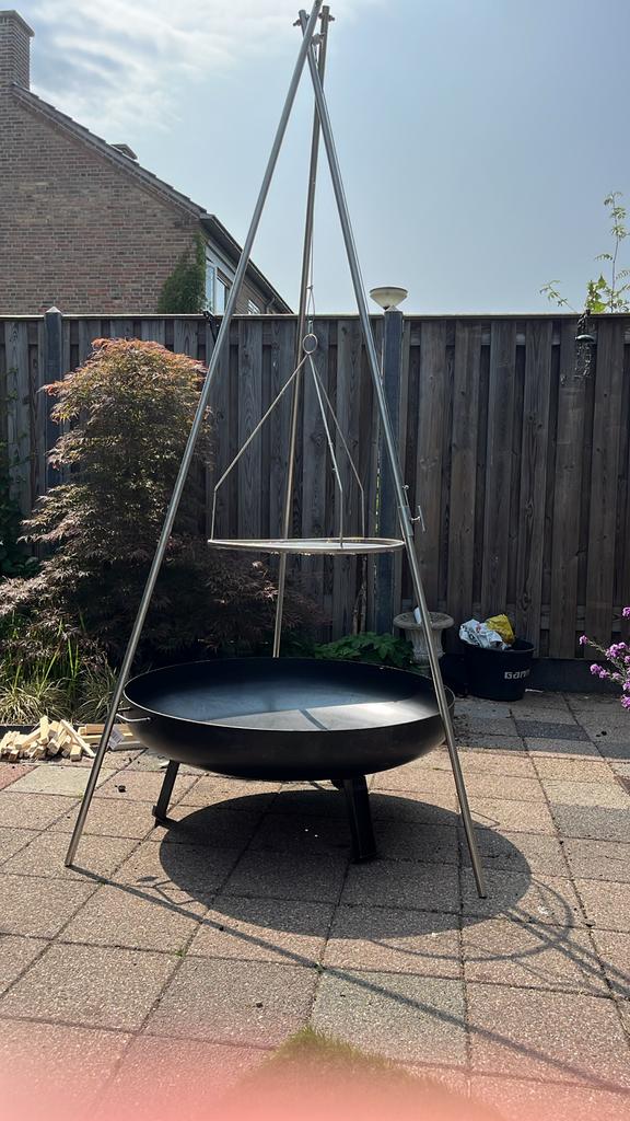 BBQ Driepoot met Vuurkorf en Grillrooster, Tuin en Terras, Houtskoolbarbecues, Ophalen, Gebruikt, Met accessoires