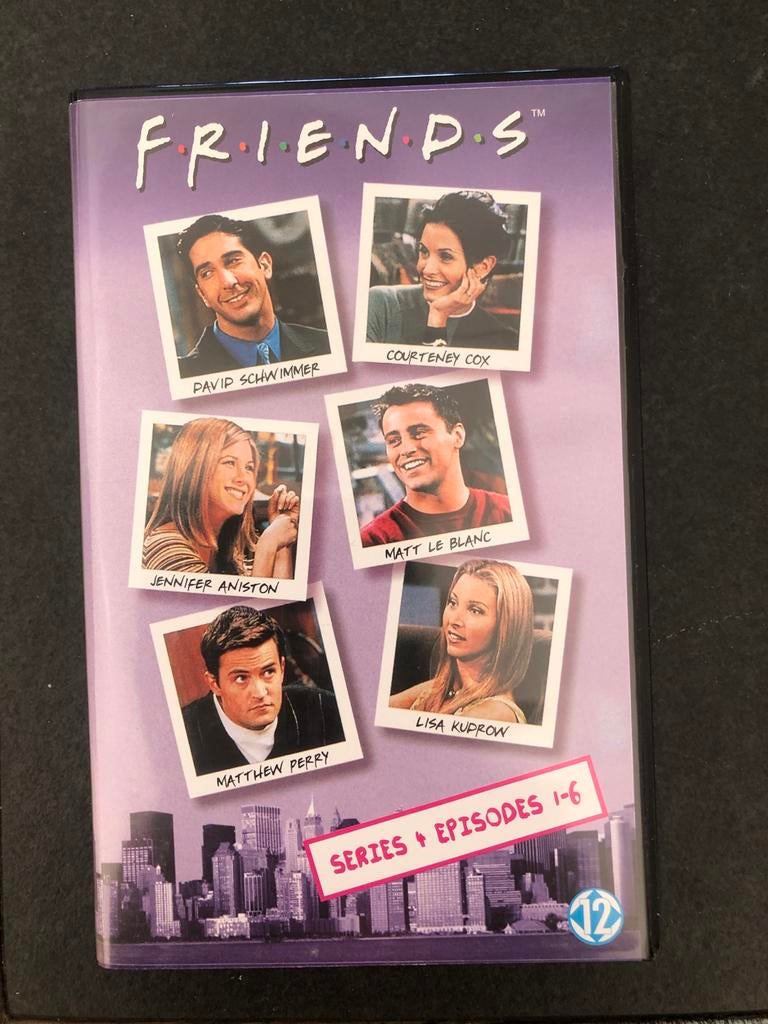 Friends video box serie 4 (ep. 1-23) - Nieuw in cellofaan, Cd's en Dvd's, VHS | Film, Alle leeftijden, Ophalen of Verzenden, Nieuw in verpakking