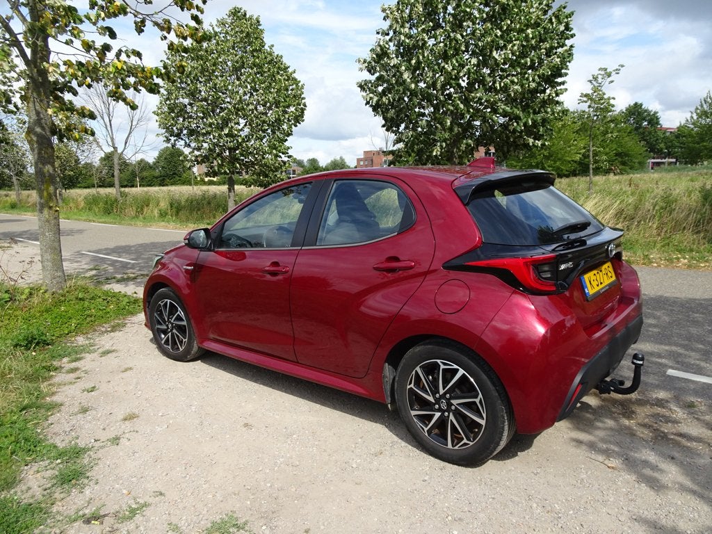 Toyota Yaris 1.5 Hybrid 116pk CVT 2021 Rood, 450 kg, 49 €/maand, 3 cilinders, Yaris