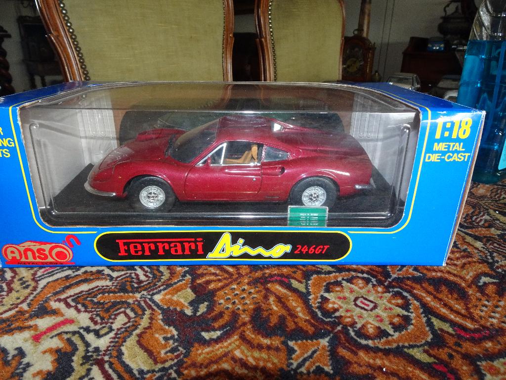 FERRARI  DINO 246 GT  MOOI ROOD IN DE DOOS 1;18 ANSO, Hobby en Vrije tijd, Modelauto's | 1:18, Ophalen of Verzenden, Zo goed als nieuw