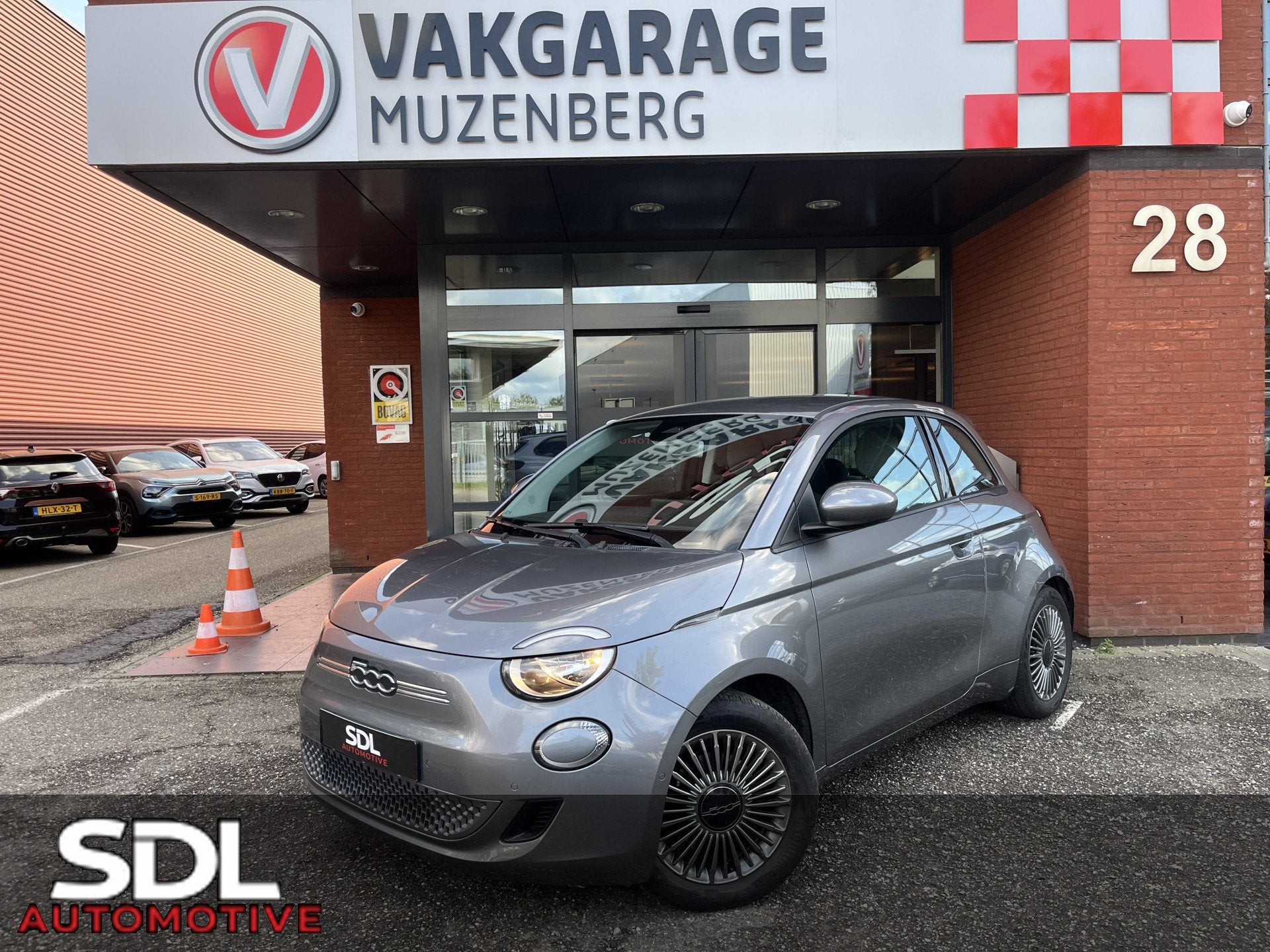 Fiat 500E 3+1 Icon 42 kWh 4DRS // LED // DODEHOEK // KEYLESS, Auto's, Dealer onderhouden, Gebruikt, 4 stoelen, Origineel Nederlands