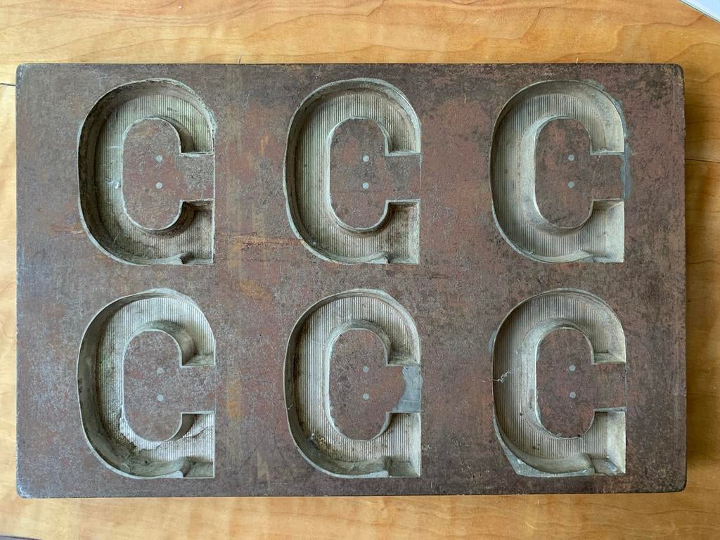 Gietijzeren chocolade mal letter C, Ophalen