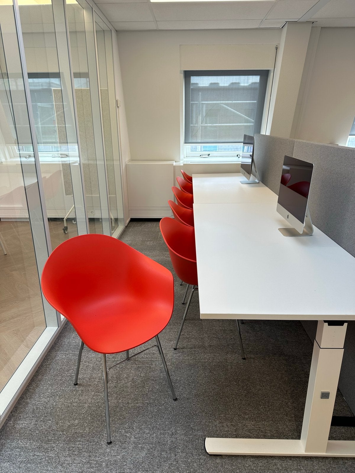 Rode stoelen voor kantoor, werkplek of grote eettafel, Kunststof, Gebruikt, Ophalen of Verzenden, Vijf, Zes of meer stoelen