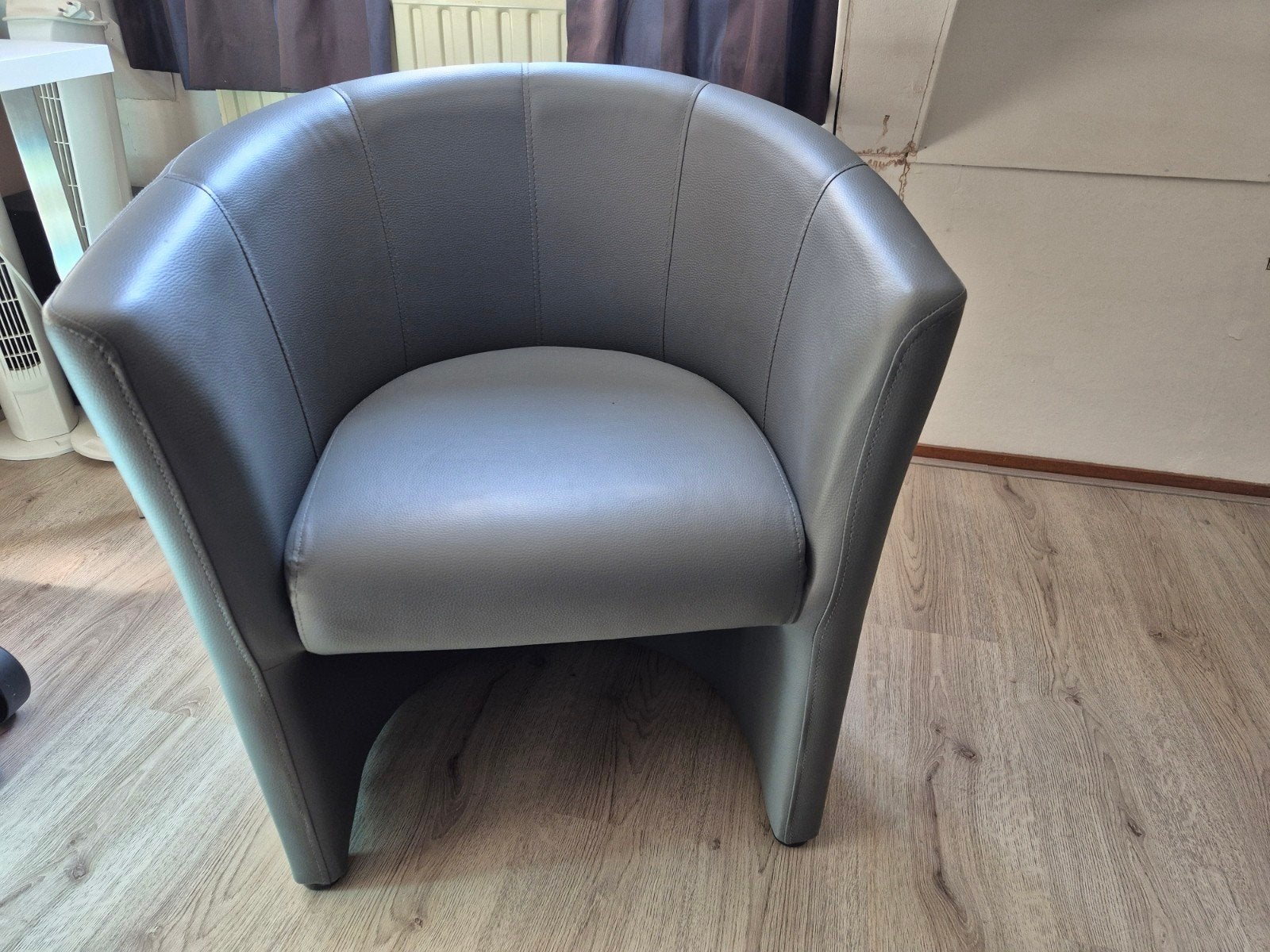 Grijze fauteuil - perfect voor elk interieur, Ophalen, Kunststof, Zo goed als nieuw, Modern, Tijdloos