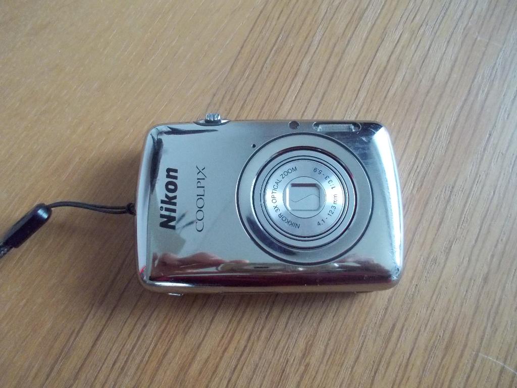 Digitale Camera Nikon Coolpix S01 Zilver, Gebruikt, Compact, Ophalen of Verzenden, Nikon