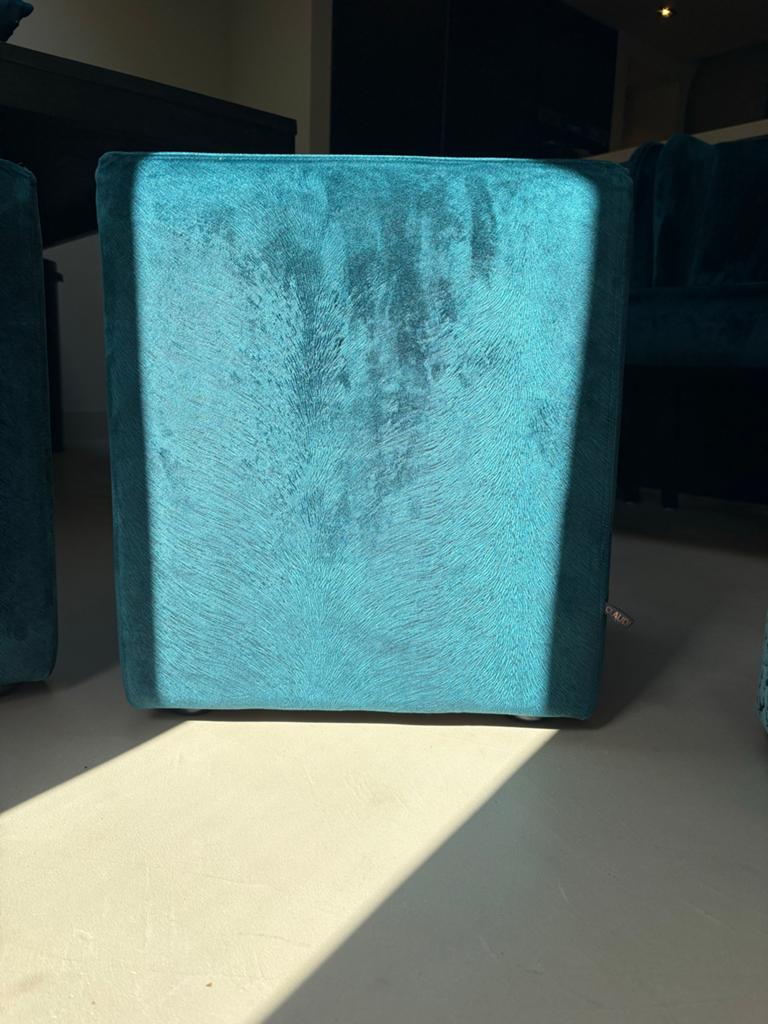 2 blauwe Claudi poefen, Huis en Inrichting, Minder dan 50 cm, Vierkant, Ophalen of Verzenden, Zo goed als nieuw