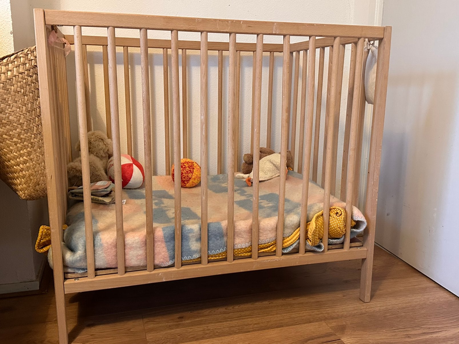Handige kleinere box voor kleine woonkamer, Ophalen, Zo goed als nieuw, Rechthoekig, In hoogte verstelbaar
