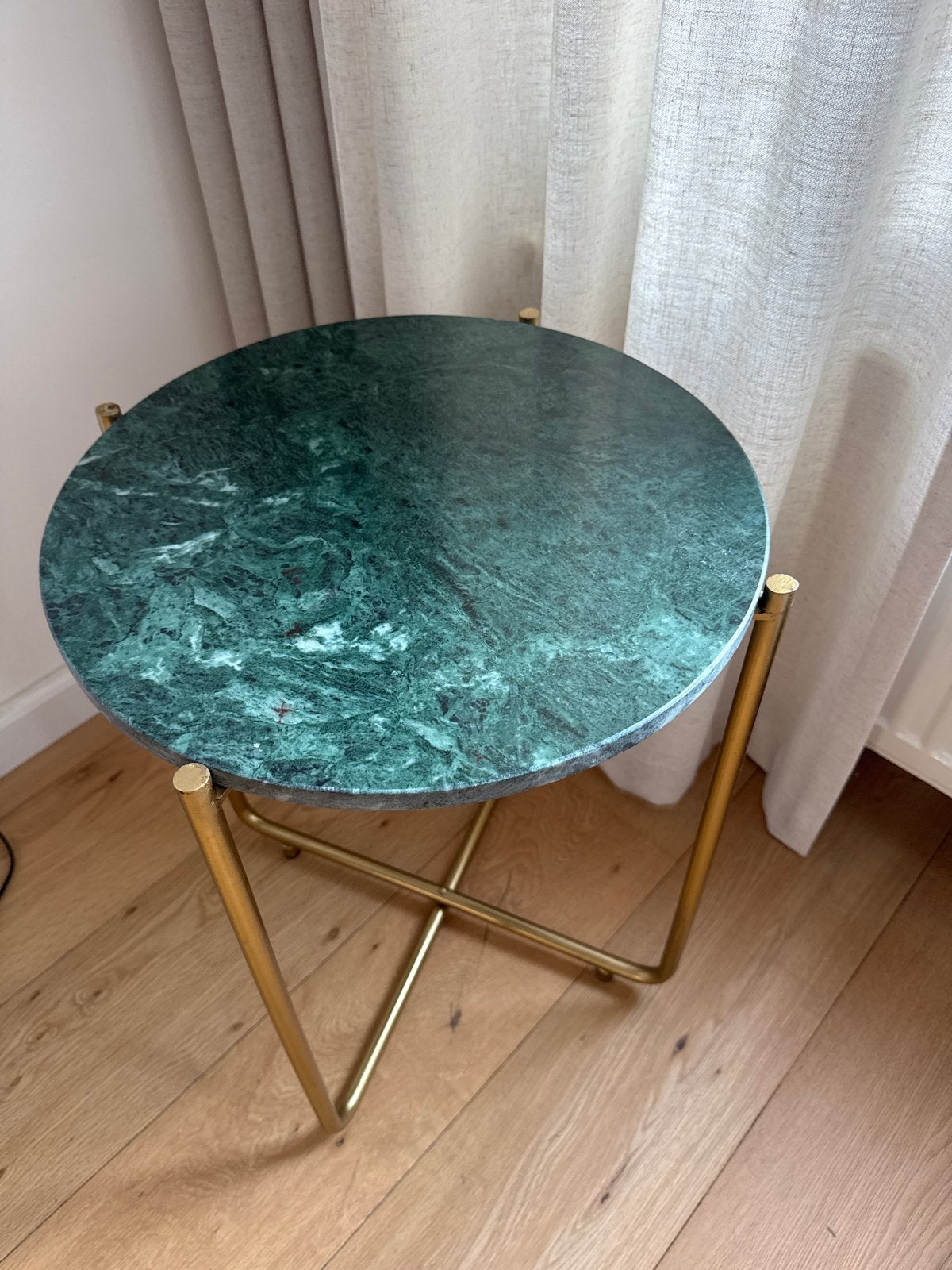Ronde bijzettafel met groen marmeren blad en goudkleurig ond, Minder dan 55 cm, Metaal of Aluminium, Rond, Zo goed als nieuw