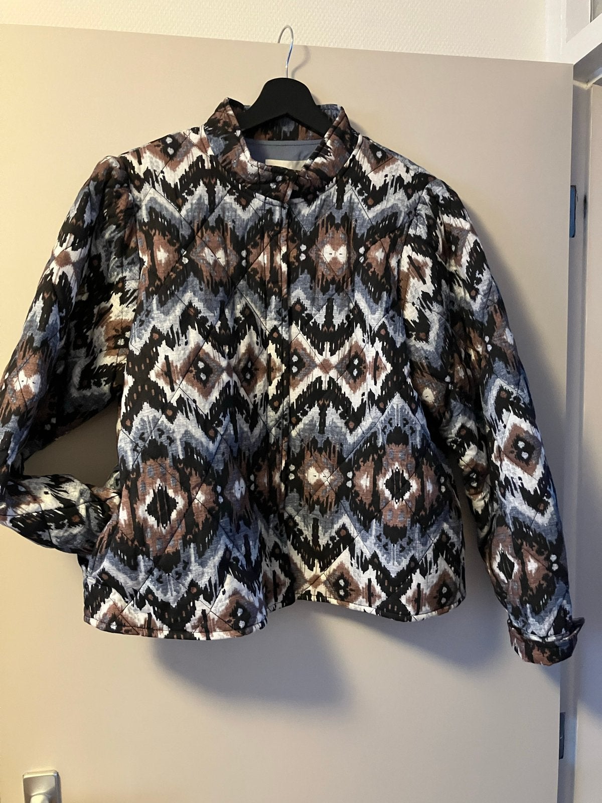 Norah- gewatteerd jack/bomberjack met print—maat 42, Ophalen of Verzenden, Nieuw, Maat 42/44 (L), Meerkleurig