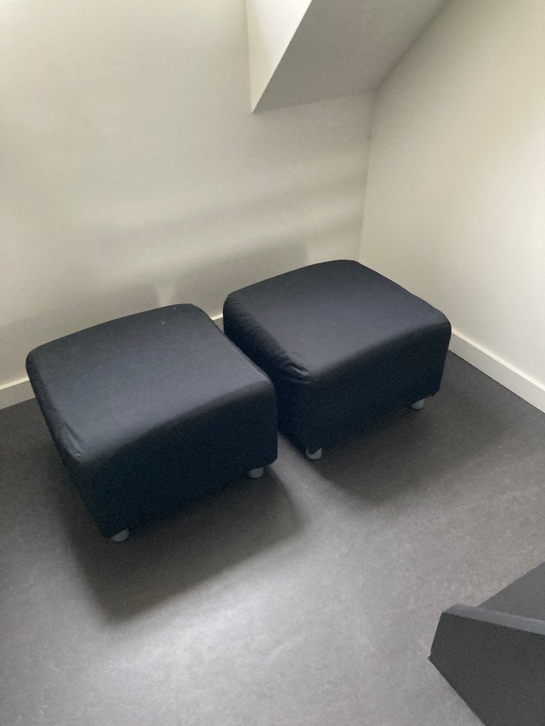 2x zwarte poef / voetenbank IKEA, Huis en Inrichting, Ophalen, Gebruikt, Stof, 50 tot 75 cm