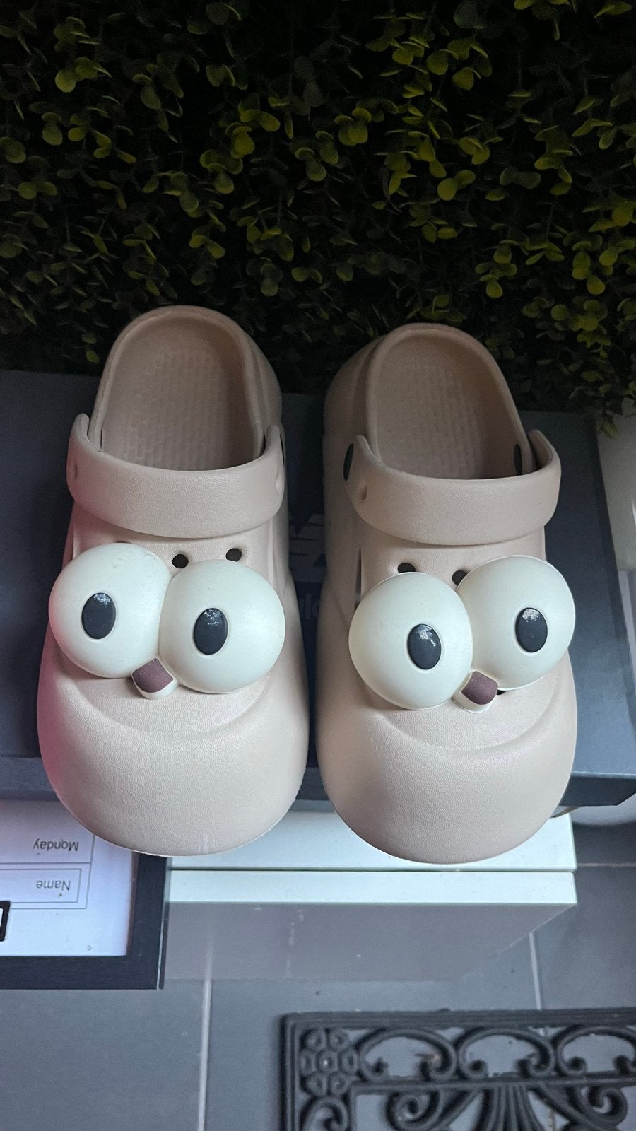 Leuke Crocs met ogen - Maat 36, Ophalen of Verzenden, Zo goed als nieuw, Beige, Slippers