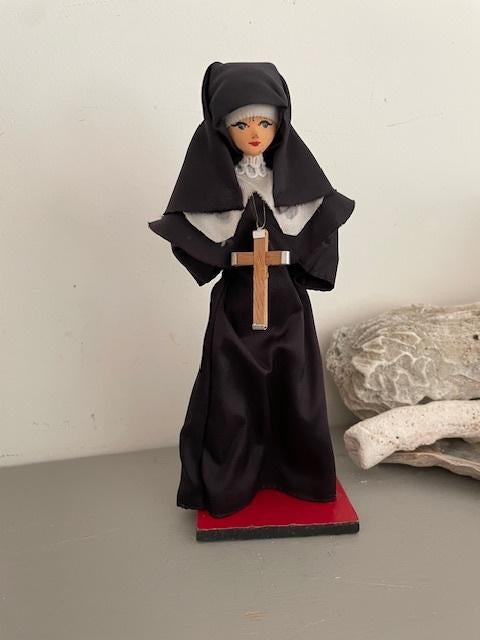 Vintage nonnen popje met kruis. Klederdracht pop non., Verzamelen, Poppen, Ophalen, Zo goed als nieuw, Pop