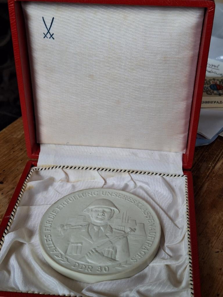 DDR NVA grote tafelpenning hoogwaardig Meissen porcelijn, Ophalen of Verzenden, Landmacht, Duitsland, Embleem of Badge
