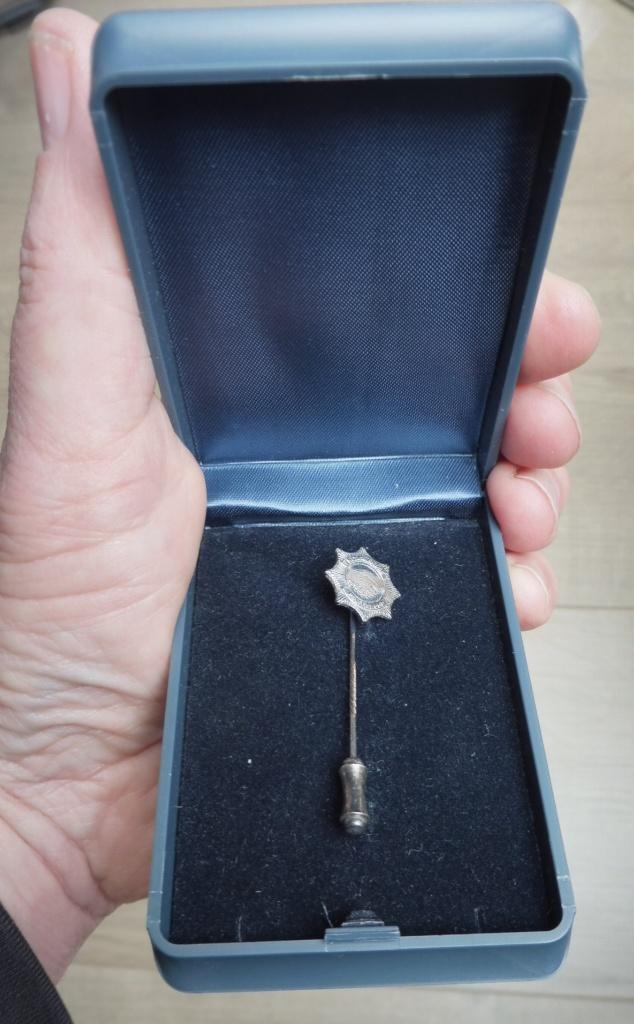 Zilveren Jubileumspeld Nederlandse Politiebond NPB in Doosje, Verzamelen, Speldjes, Pins en Buttons, Ophalen of Verzenden, Zo goed als nieuw