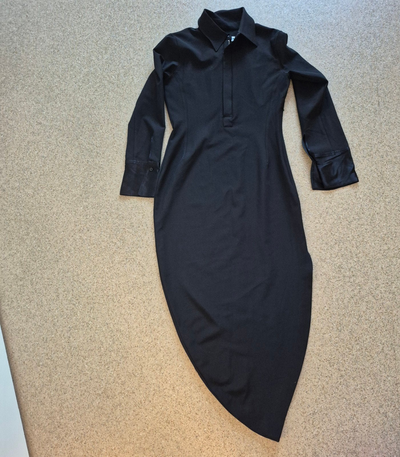 Zwarte Zara jurk met lange mouwen en rits, Kleding | Dames, Maat 42/44 (L), Ophalen of Verzenden, Zo goed als nieuw, Onder de knie