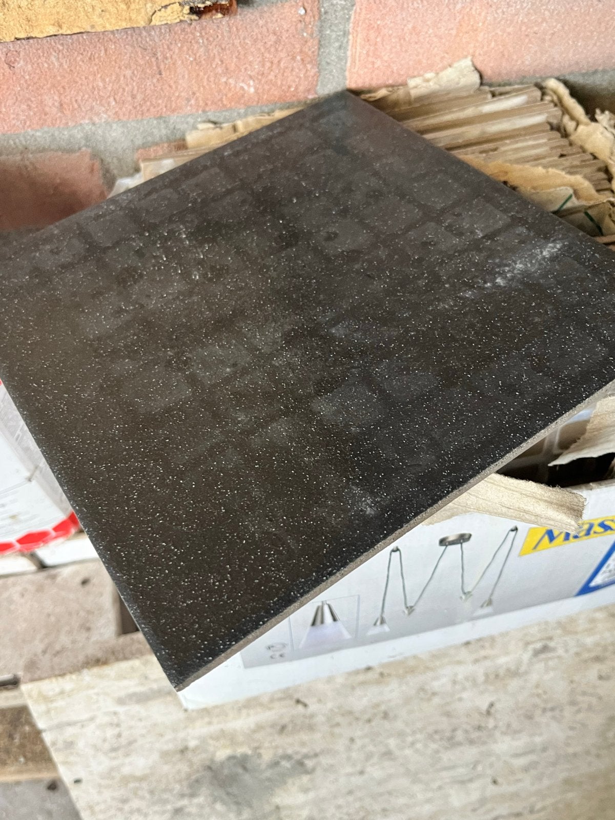 Restpartij Travertin en zwarte badkamertegels 20x20, Ophalen, Overige materialen, Wandtegels, Nieuw