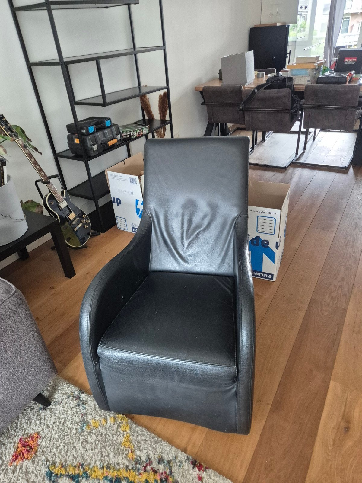 Comfortabele zwarte leren fauteuil, Huis en Inrichting, Gebruikt, Ophalen of Verzenden, Modern, 50 tot 75 cm