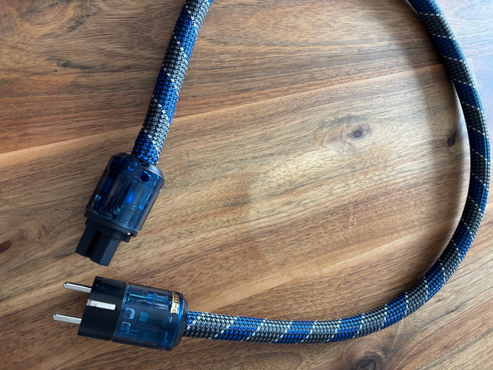Hoogwaardige Powercord met blauw/zwart vlechtwerk, Audio, Tv en Foto, Audiokabels en Televisiekabels, Ophalen of Verzenden, Zo goed als nieuw