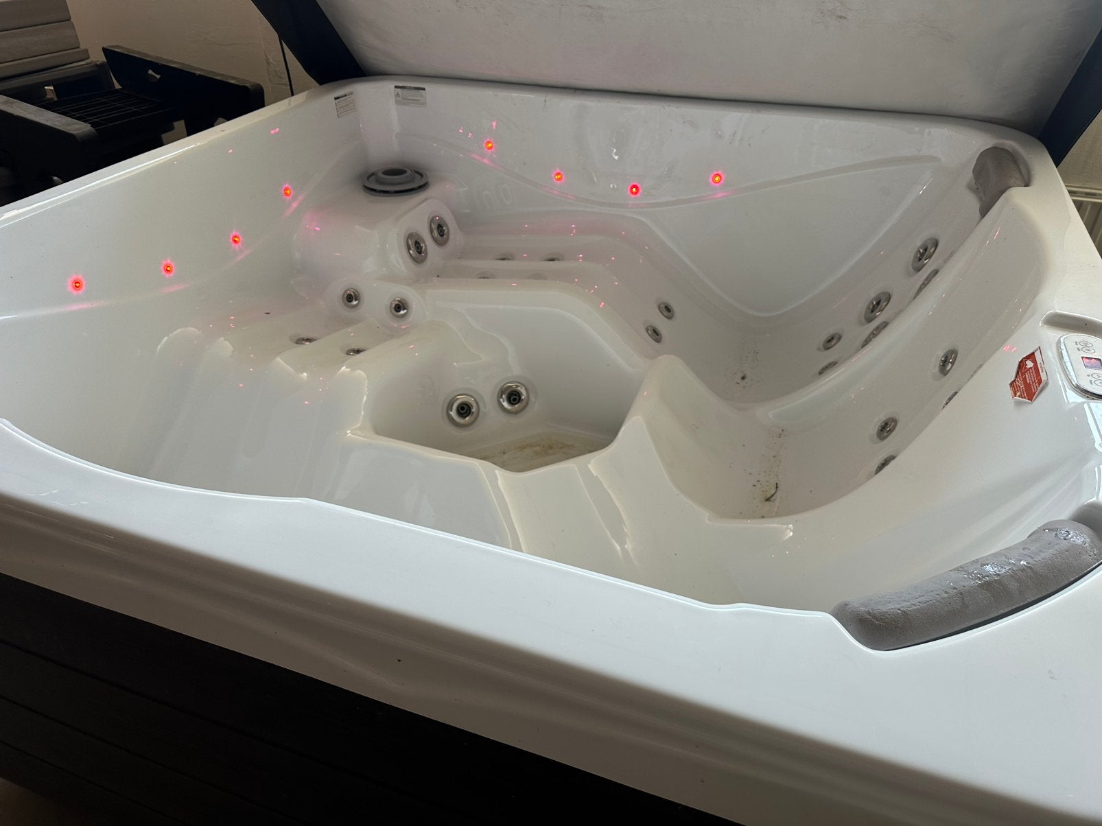 Wellis spa 5 persoons 2 ligplaatsen, Ophalen, Zo goed als nieuw, Pomp