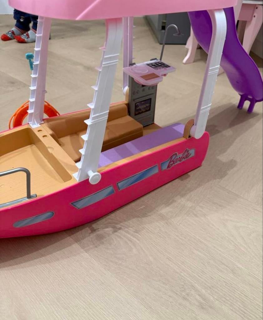 Barbie Droomboot met zwembad en glijbaan - Zo goed als nieuw, Ophalen of Verzenden, Zo goed als nieuw