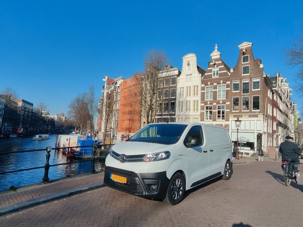 Toyota Proace Worker 75kWh 136pk Extra Range Aut 2022 Wit, Auto's, Dealer onderhouden, Stof, 32 min, Zwart
