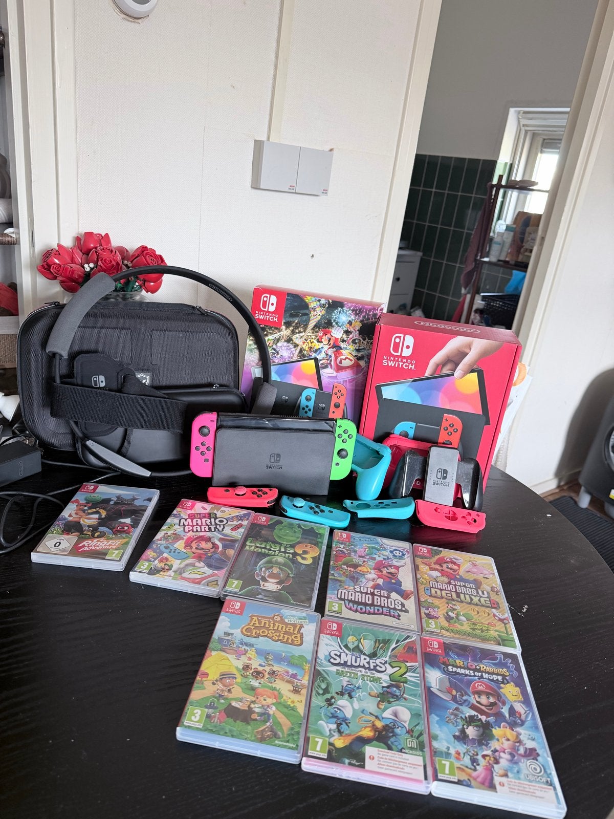 Nintendo Switch OLED met 4 consoles, games en accessoires, Switch OLED, Met games, Ophalen of Verzenden, Zo goed als nieuw