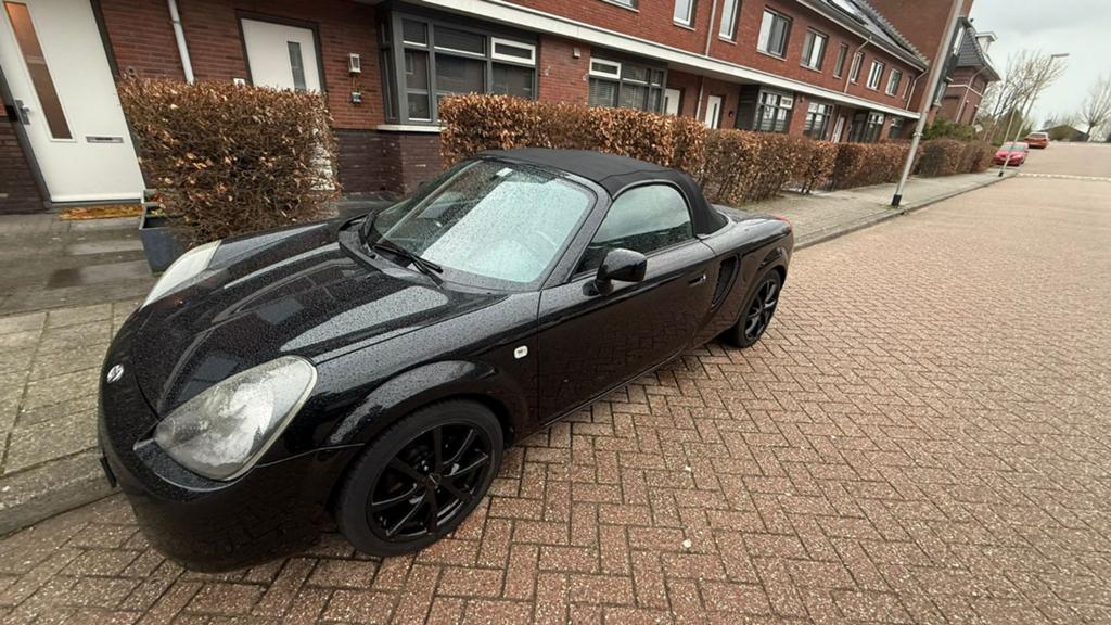 Toyota MR2 1.8 16V 2001 Zwart met APK maart 2027, Auto's, Toyota, 4 cilinders, Cabriolet, Open dak, Zwart